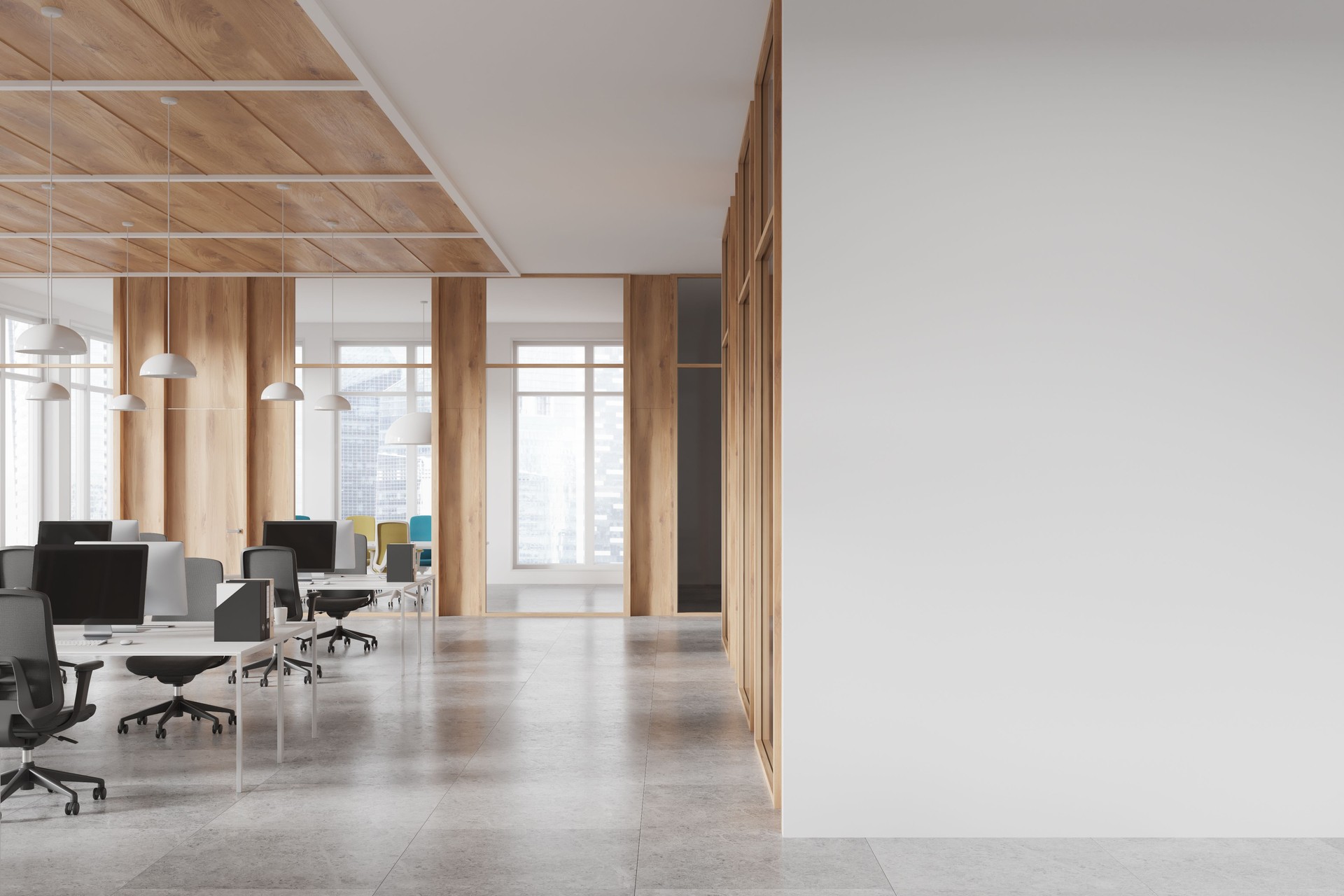 Modernes Business-Interieur mit Schreibtischen und PC-Computern in Reihe, Fenster. Mockup-Wand